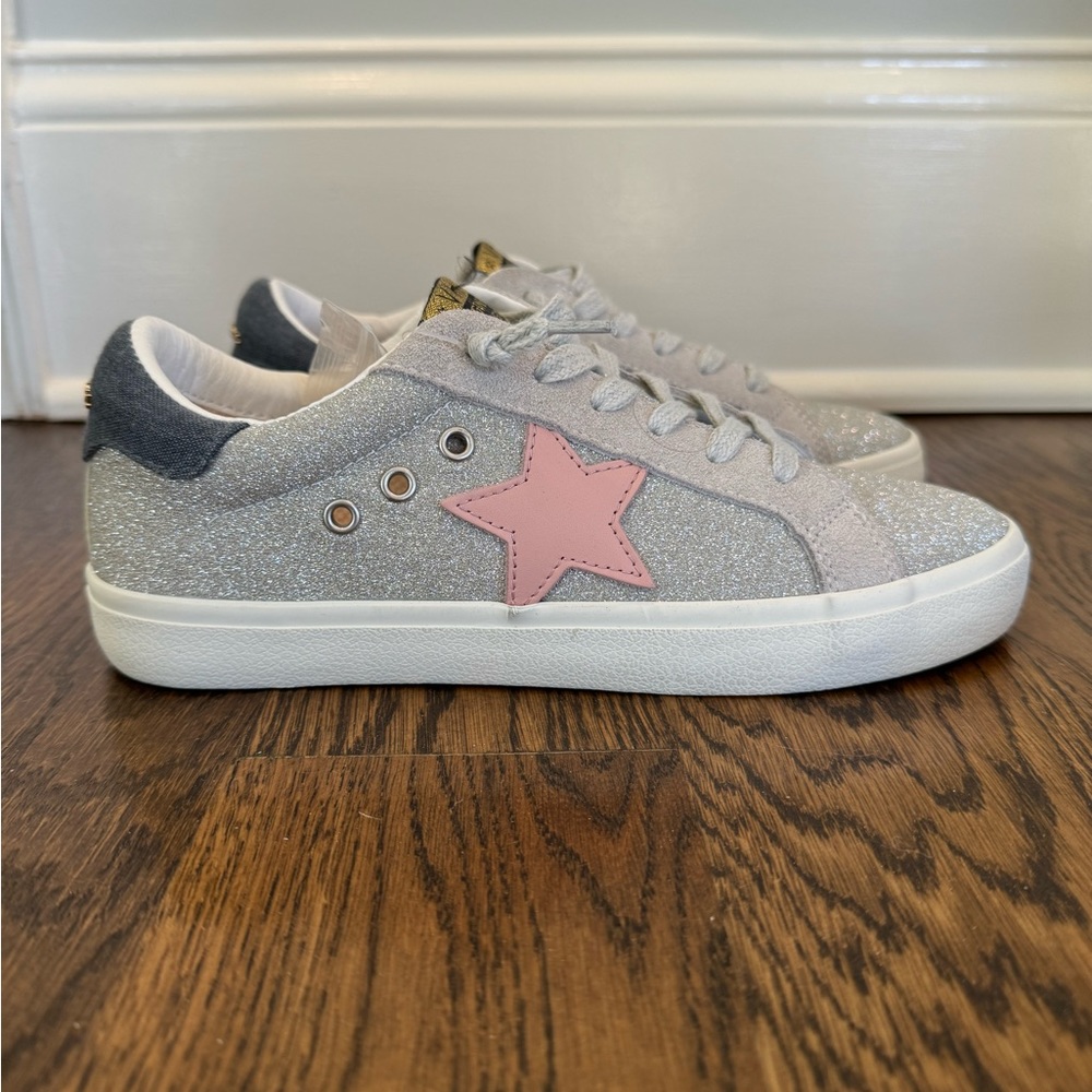 Vintage Havana Liora Shoes, never worn, size 8, silver sparkle with pink star